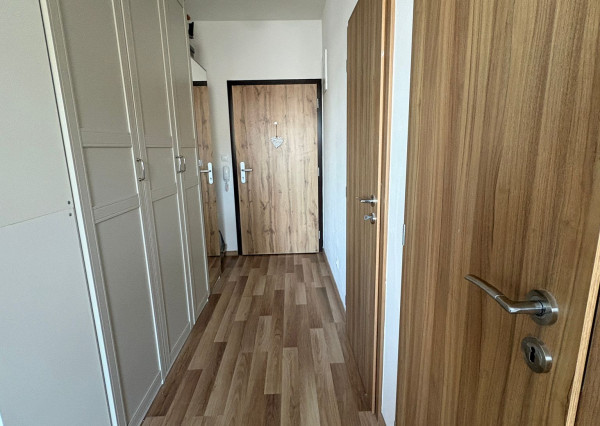 ARETÉ REAL- PONÚKAME NA PREDAJ SLNEČNÝ 1 IZB.BYT S BALKÓNOM, PARKOVACÍM STÁTÍM, V MALEBNEJ DEDINKE SLOVENSKÝ GROB