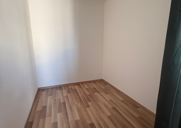 ARETÉ REAL- PONÚKAME NA PREDAJ SLNEČNÝ 1 IZB.BYT S BALKÓNOM, PARKOVACÍM STÁTÍM, V MALEBNEJ DEDINKE SLOVENSKÝ GROB