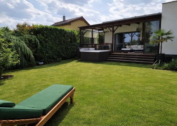 Areté real - Predaj nadštandardného nízkoenergetického rodinného domu s garážou a zimnou záhradou v novej lokalite v Slovenskom Grobe