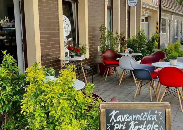 ARETÉ REAL – ODSTÚPENIE ZABEHNUTEJ ŠTÝLOVEJ KAVIARNE V CENTRE PEZINKA