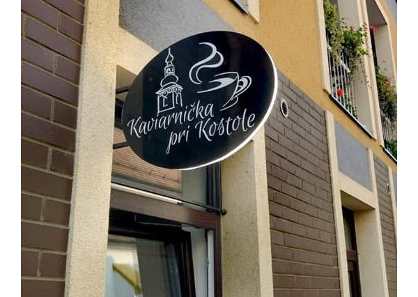 ARETÉ REAL – ODSTÚPENIE ZABEHNUTEJ ŠTÝLOVEJ KAVIARNE V CENTRE PEZINKA
