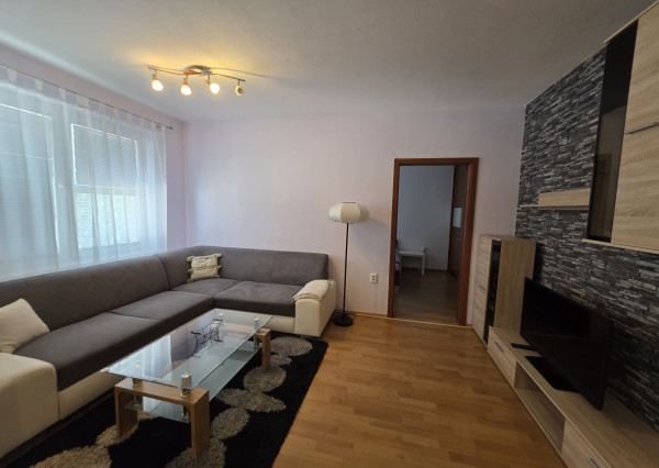 Areté real - Prenájom veľmi pekného, zariadeného 2-izbového bytu s garážovým parkovacím miestom v Pezinku, Silvánova ul.