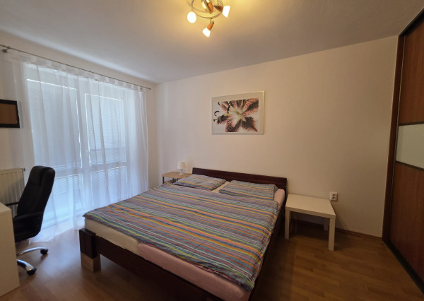 Areté real - Prenájom veľmi pekného, zariadeného 2-izbového bytu s garážovým parkovacím miestom v Pezinku, Silvánova ul.