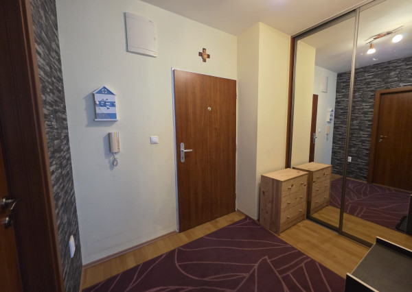 Areté real - Prenájom veľmi pekného, zariadeného 2-izbového bytu s garážovým parkovacím miestom v Pezinku, Silvánova ul.