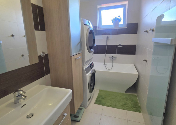 Areté real - Predaj veľmi pekného, priestranného 3 izbového bytu s 2 balkónmi a garážou, sídl. Muškát, Pezinok