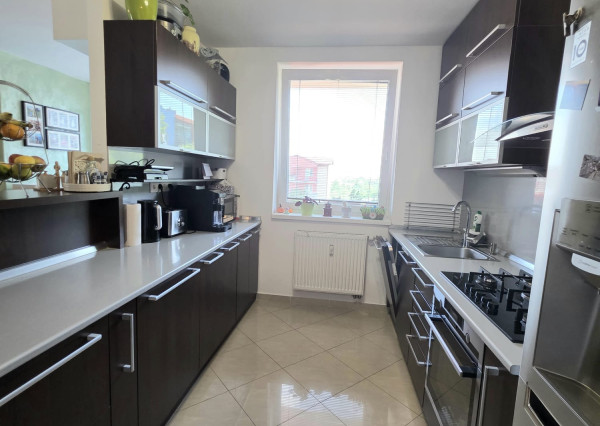 Areté real - Predaj veľmi pekného, priestranného 3 izbového bytu s 2 balkónmi a garážou, sídl. Muškát, Pezinok
