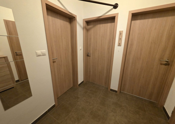 Areté real- Predaj výborne riešeného 2-izbového bytu s garážovým státím v dobrej lokalite, ul. Novomeského /byt.dom La Vita/, Pezinok