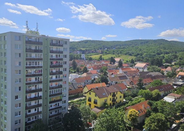 Areté real - Prenájom pekného, zariadeného 3-izbového bytu s priestrannou loggiou, Jurkovičova ul., Bratislava - Rača