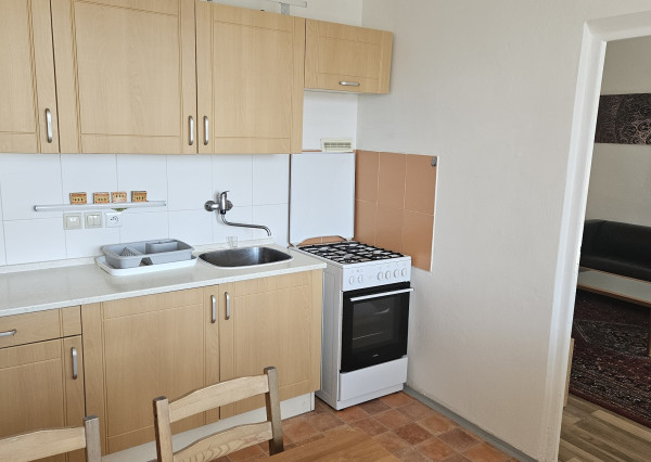 Areté real - Prenájom pekného, zariadeného 3-izbového bytu s priestrannou loggiou, Jurkovičova ul., Bratislava - Rača