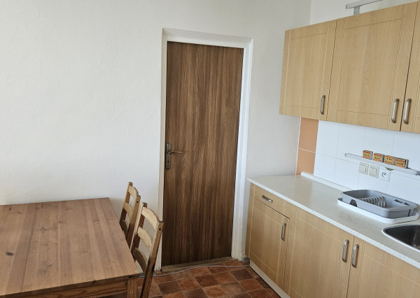 Areté real - Prenájom pekného, zariadeného 3-izbového bytu s priestrannou loggiou, Jurkovičova ul., Bratislava - Rača