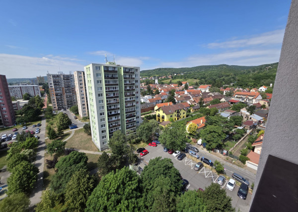 Areté real - Prenájom pekného, zariadeného 3-izbového bytu s priestrannou loggiou, Jurkovičova ul., Bratislava - Rača