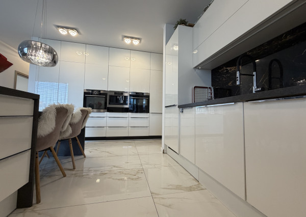 ARETÉ REAL – BYT S PRIESTRANNOU TERASOU A BALKÓNOM, SLNEČNICE