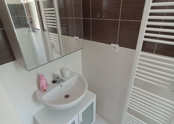 Areté real - Predaj prakticky riešenej garsónky s parkovacím miestom v blízkosti centra Pezinku, ul. Tehelná