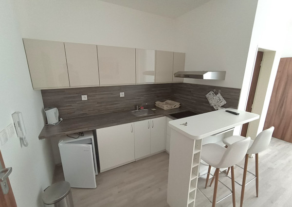 Areté real - Predaj prakticky riešenej garsónky s parkovacím miestom v blízkosti centra Pezinku, ul. Tehelná