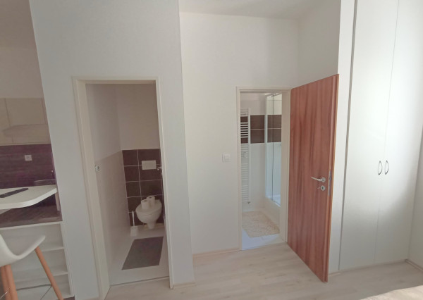 Areté real - Predaj prakticky riešenej garsónky s parkovacím miestom v blízkosti centra Pezinku, ul. Tehelná