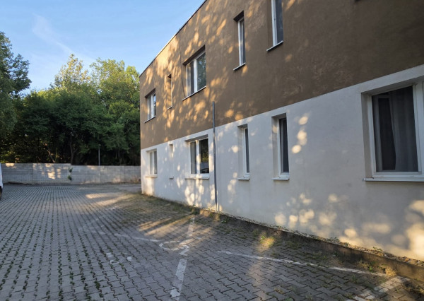 Areté real - Predaj prakticky riešenej garsónky s parkovacím miestom v blízkosti centra Pezinku, ul. Tehelná