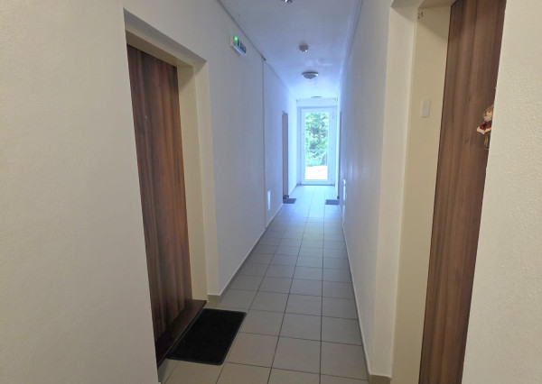 Areté real - Predaj prakticky riešenej garsónky s parkovacím miestom v blízkosti centra Pezinku, ul. Tehelná