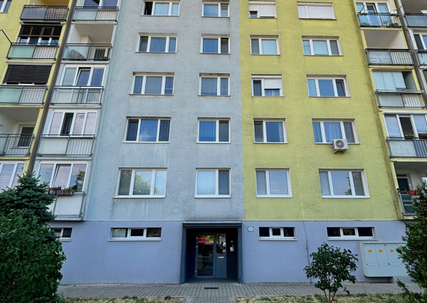 ARETÉ REAL- PONÚKAME NA PREDAJ PRIESTRANNÝ, SLNEČNÝ 1 IZB.BYT S LOGGIOU, PIVNICOU V PEZINKU, SÍDLISKO SEVER