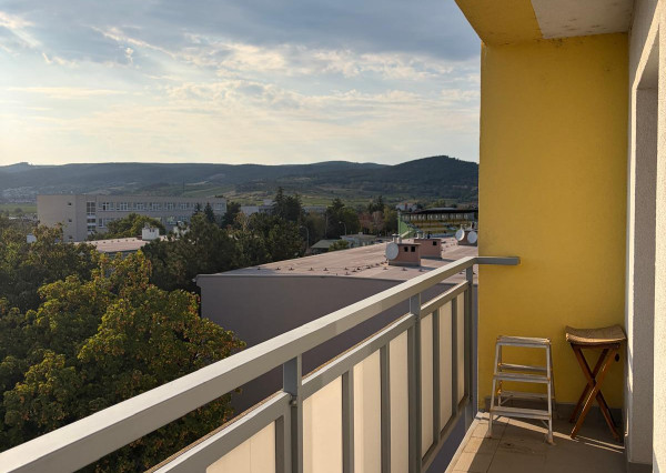 Areté real-prenájom slnečného 1 izbového bytu s loggiou v Pezinku-sídlisko Juh- vyhľadávaná loklalita.