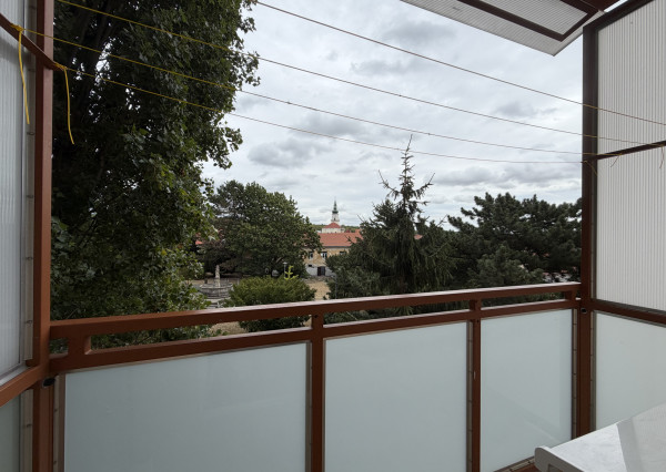 ARETÉ REAL - PRENÁJOM ZARIADENEJ IZBY S BALKÓNOM V BYTE, MODRA, DUKELSKÁ