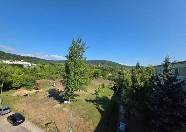 ARETÉ REAL – PREDAJ Priestranný 3-izbový byt s výhľadom na Malé Karpaty v zateplenom tehlovom dome – Bratislava, Pri Bielom kríži