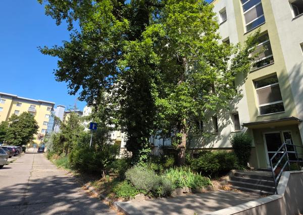 ARETÉ REAL – PREDAJ Priestranný 3-izbový byt s výhľadom na Malé Karpaty v zateplenom tehlovom dome – Bratislava, Pri Bielom kríži