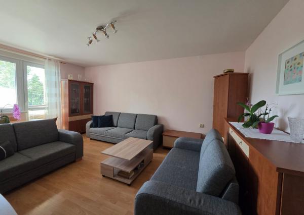 ARETÉ REAL – PREDAJ Priestranný 3-izbový byt s výhľadom na Malé Karpaty v zateplenom tehlovom dome – Bratislava, Pri Bielom kríži