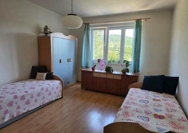 ARETÉ REAL – PREDAJ Priestranný 3-izbový byt s výhľadom na Malé Karpaty v zateplenom tehlovom dome – Bratislava, Pri Bielom kríži