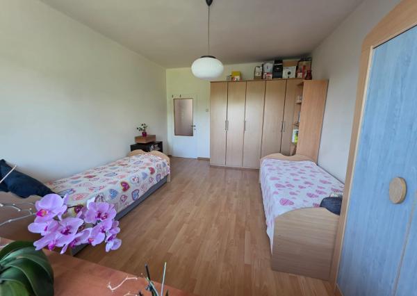 ARETÉ REAL – PREDAJ Priestranný 3-izbový byt s výhľadom na Malé Karpaty v zateplenom tehlovom dome – Bratislava, Pri Bielom kríži
