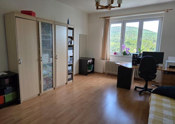 ARETÉ REAL – PREDAJ Priestranný 3-izbový byt s výhľadom na Malé Karpaty v zateplenom tehlovom dome – Bratislava, Pri Bielom kríži