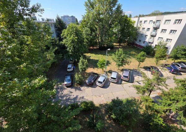 ARETÉ REAL – PREDAJ Priestranný 3-izbový byt s výhľadom na Malé Karpaty v zateplenom tehlovom dome – Bratislava, Pri Bielom kríži