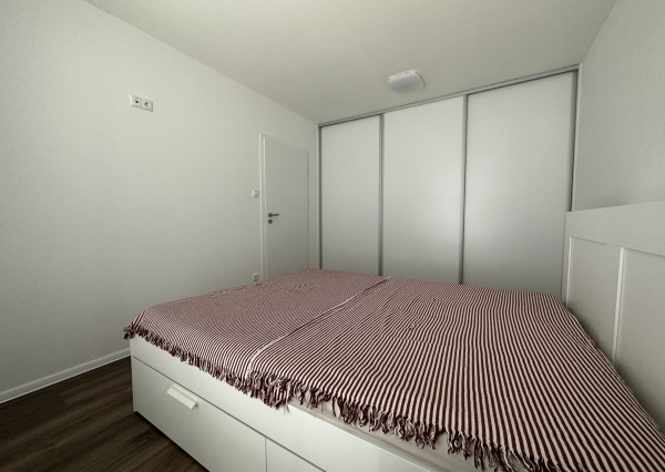 ARETÉ REAL - PREDAJ NÁDHERNÉHO BYTU S DVOMA PARKOVACÍMI MIESTAMI, SLOVENSKÝ GROB, PRI JAZERE
