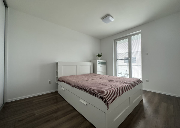 ARETÉ REAL - PREDAJ NÁDHERNÉHO BYTU S DVOMA PARKOVACÍMI MIESTAMI, SLOVENSKÝ GROB, PRI JAZERE