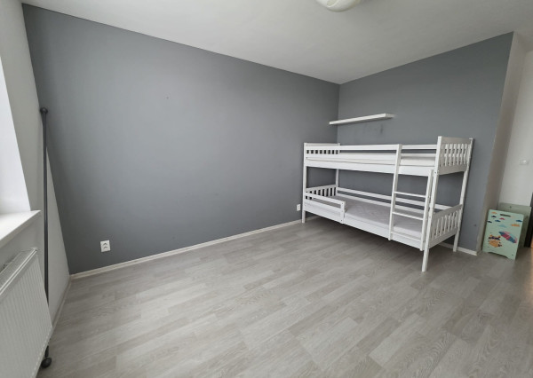 Areté real- Predaj výborne riešeného, priestranného 2-izbového bytu s balkónom a parkovacím miestom v dobrej lokalite, ul. Koceľova, Slovenský Grob
