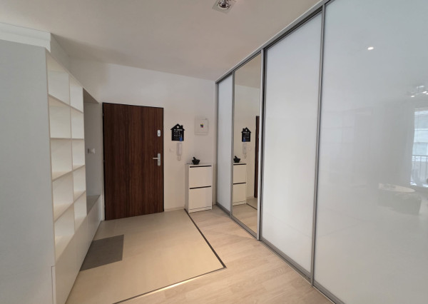 Areté real- Predaj výborne riešeného, priestranného 2-izbového bytu s balkónom a parkovacím miestom v dobrej lokalite, ul. Koceľova, Slovenský Grob