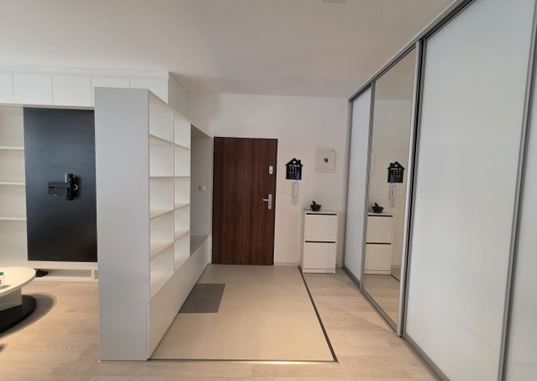 Areté real- Predaj výborne riešeného, priestranného 2-izbového bytu s balkónom a parkovacím miestom v dobrej lokalite, ul. Koceľova, Slovenský Grob