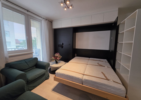 Areté real- Predaj výborne riešeného, priestranného 2-izbového bytu s balkónom a parkovacím miestom v dobrej lokalite, ul. Koceľova, Slovenský Grob