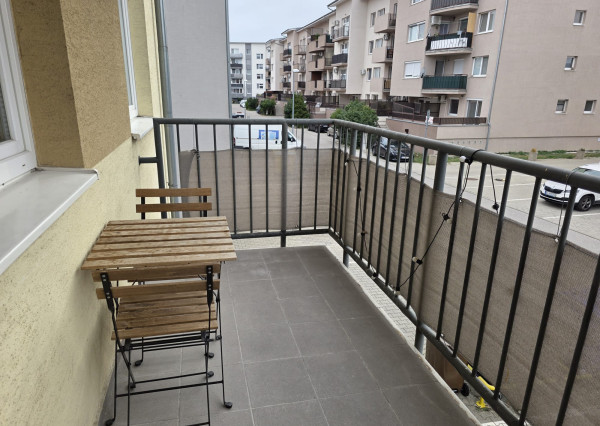 Areté real- Predaj výborne riešeného, priestranného 2-izbového bytu s balkónom a parkovacím miestom v dobrej lokalite, ul. Koceľova, Slovenský Grob