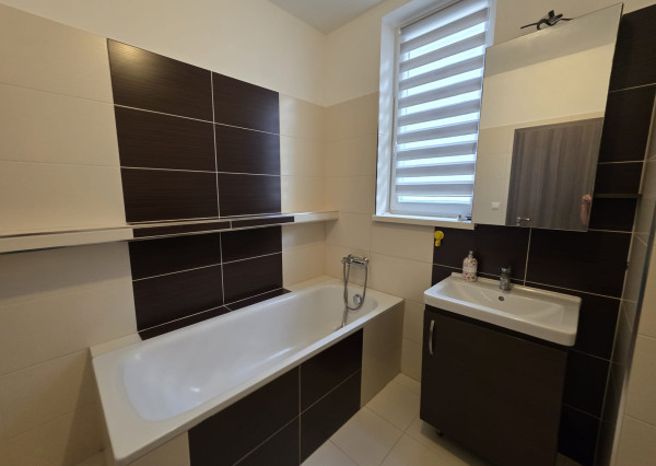 Areté real- Predaj výborne riešeného, priestranného 2-izbového bytu s balkónom a parkovacím miestom v dobrej lokalite, ul. Koceľova, Slovenský Grob
