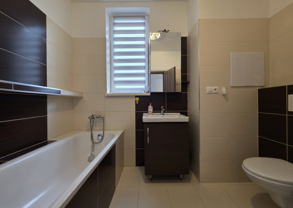 Areté real- Predaj výborne riešeného, priestranného 2-izbového bytu s balkónom a parkovacím miestom v dobrej lokalite, ul. Koceľova, Slovenský Grob