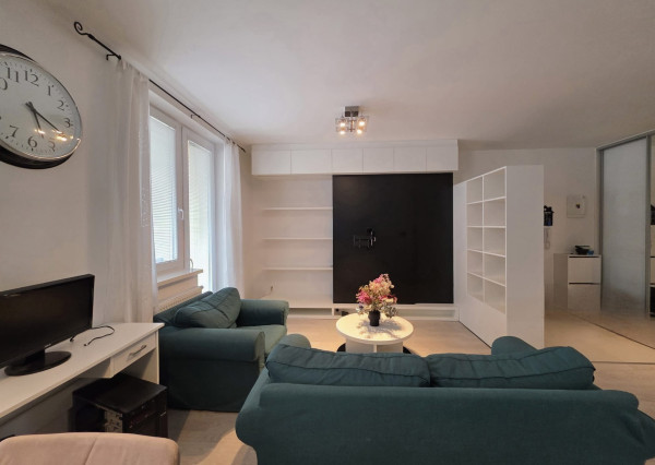 Areté real- Predaj výborne riešeného, priestranného 2-izbového bytu s balkónom a parkovacím miestom v dobrej lokalite, ul. Koceľova, Slovenský Grob