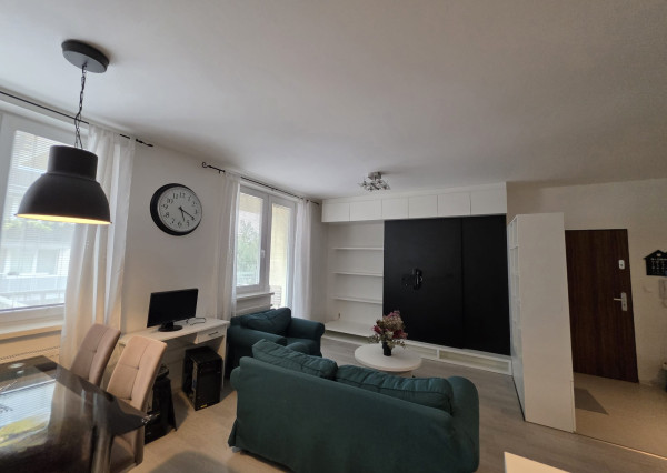 Areté real- Predaj výborne riešeného, priestranného 2-izbového bytu s balkónom a parkovacím miestom v dobrej lokalite, ul. Koceľova, Slovenský Grob