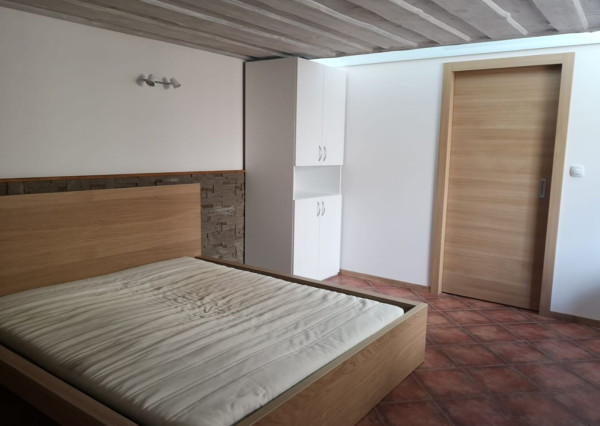 Areté real - Prenájom pekného zariadeného 2-izbového bytu s parkovacím miestom vo Viničnom