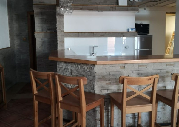 Areté real - Prenájom pekného zariadeného 2-izbového bytu s parkovacím miestom vo Viničnom