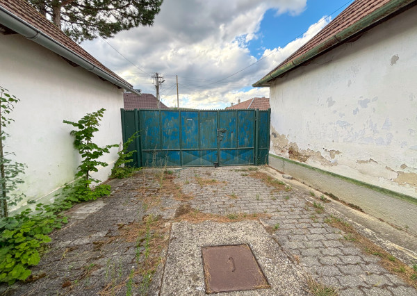 Areté real- Rodinný dom v tichej časti Častej – ideálny na rekonštrukciu alebo novú výstavbu