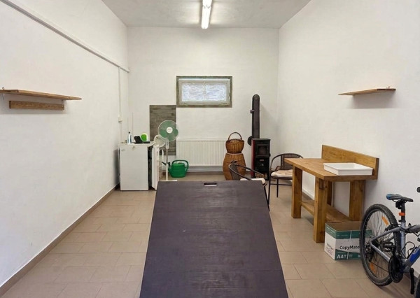 VÝNIMOČNÁ GARÁŽ S VLASTNÝM POZEMKOM A  PIVNICOU – MUŠKÁTOVA ULICA, PEZINOK