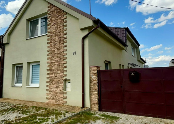 PONÚKAME NA PREDAJ 6 IZBOVÝ RODINNÝ DOM V MALEBNEJ DEDINKE ŠENKVICE. SLNEČNÝ POZEMOK S VEĽKORYSOU VÝMEROU, DETSKÝM IHRISKOM