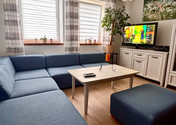 PONÚKAME NA PREDAJ 6 IZBOVÝ RODINNÝ DOM V MALEBNEJ DEDINKE ŠENKVICE. SLNEČNÝ POZEMOK S VEĽKORYSOU VÝMEROU, DETSKÝM IHRISKOM