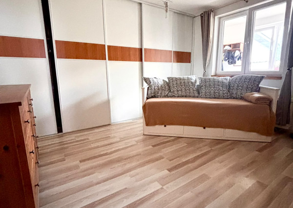 PONÚKAME NA PREDAJ 6 IZBOVÝ RODINNÝ DOM V MALEBNEJ DEDINKE ŠENKVICE. SLNEČNÝ POZEMOK S VEĽKORYSOU VÝMEROU, DETSKÝM IHRISKOM