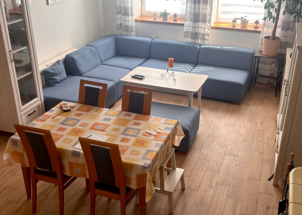 PONÚKAME NA PREDAJ 6 IZBOVÝ RODINNÝ DOM V MALEBNEJ DEDINKE ŠENKVICE. SLNEČNÝ POZEMOK S VEĽKORYSOU VÝMEROU, DETSKÝM IHRISKOM